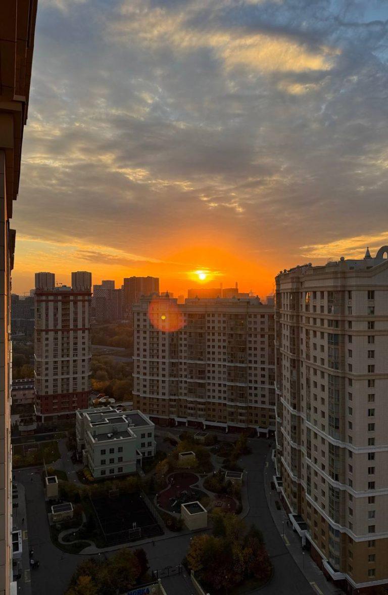 Закат в Москве сегодня окрасил небо в огненный багрянец 🌇🔥 — небо москвы