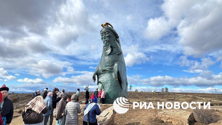 Даши Намдаков открыл в Бурятии мистическую арт-тропу с Хранителем 🗿✨ — даши намдаков скульптуры тапхар