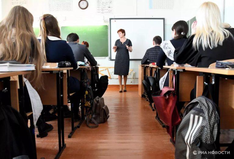 В школах хотят перенести уроки на 9 утра ради безопасности 🎒⚡ — общественная палата рф