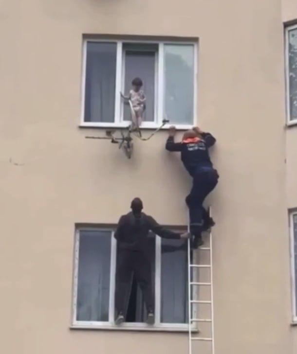 Спасение ребенка из окна в Пятигорске: соседи против беды 🏠🧗‍♂️ — спасение ребенка из окна пятигорск