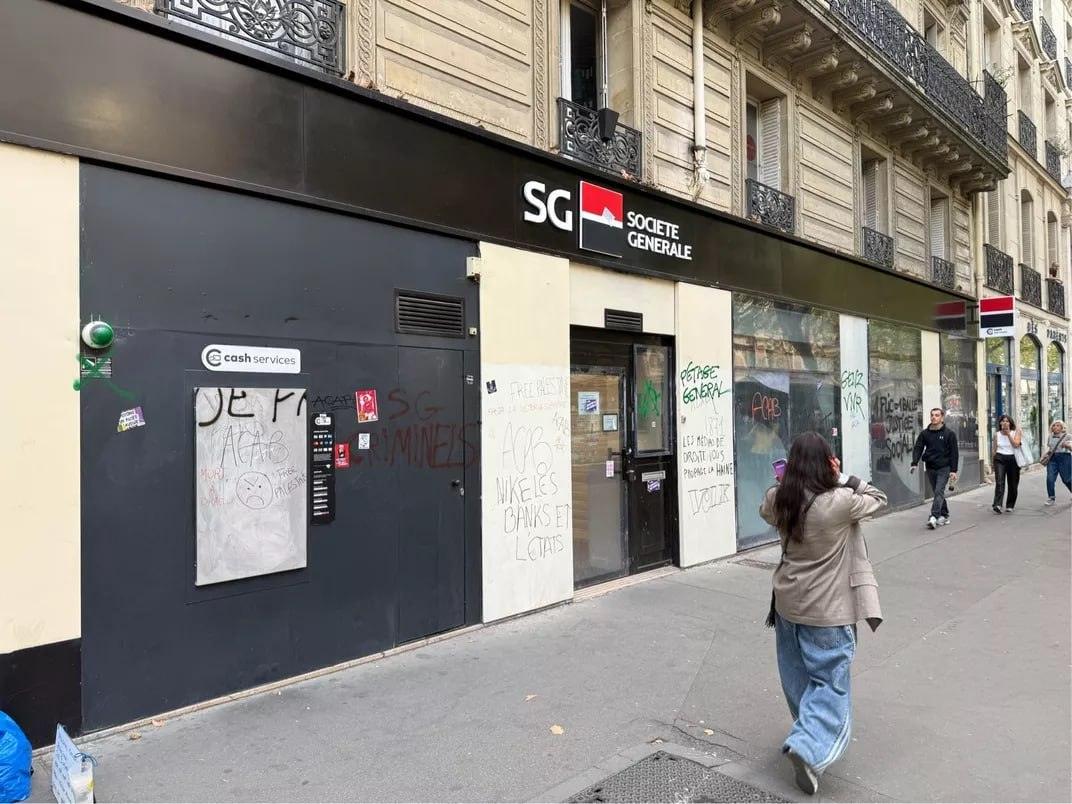 Беспорядки в Париже: протестующие громят банки и госучреждения 🇫🇷🔥 — беспорядки в париже сегодня