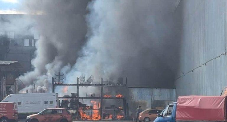 Удар по Киеву вызвал мощный пожар на складе с краской 🔥💥 — пожар в киеве сегодня