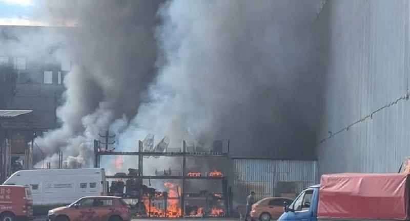 Удар по Киеву вызвал мощный пожар на складе с краской 🔥💥 — пожар в киеве сегодня