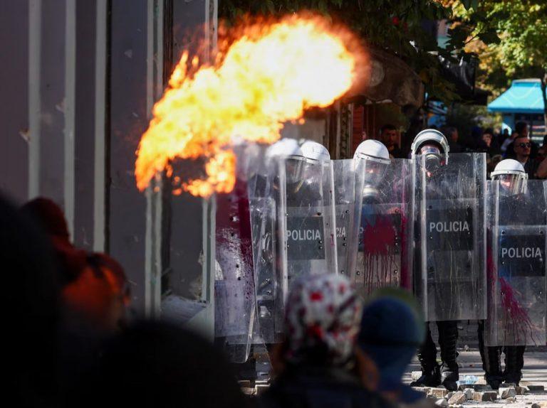 Полиция Албании пустила газ и пули в митингующих 🔥🚨 — протесты в албании сегодня
