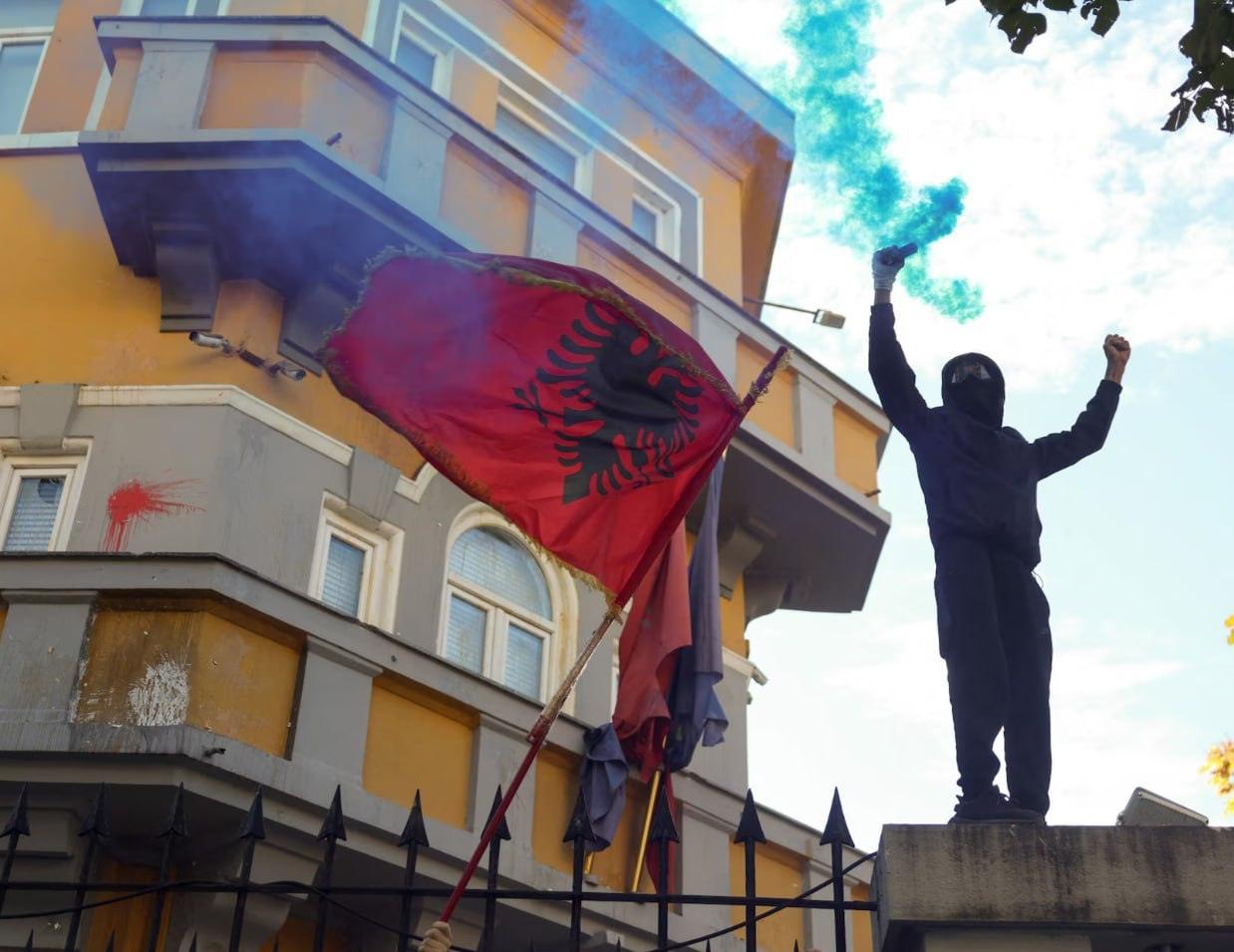 Полиция Албании пустила газ и пули в митингующих 🔥🚨 — протесты в албании сегодня