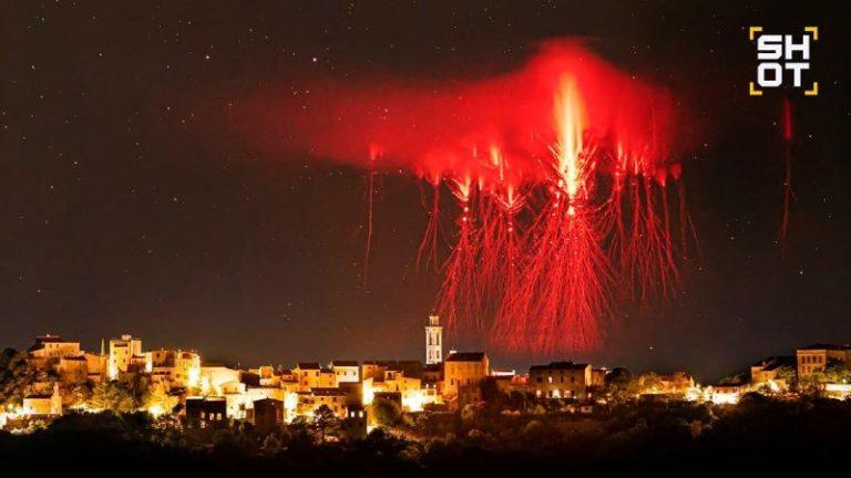 Красные молнии над Корсикой снял фотограф в горах ⚡️🌌 — молнии спрайты