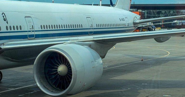 Небо над Москвой закрыли: 30 рейсов ушли на запасные ✈️⚡ — почему самолеты не садятся в москве сегодня