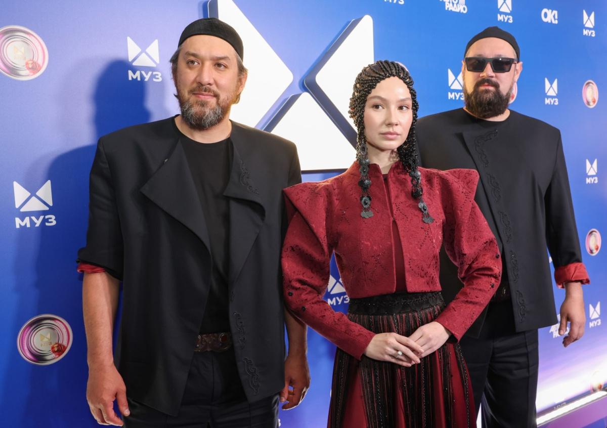 AY YOLA штурмует премию «Грэмми» с пушкинскими стихами 🎵🔥 — ay yola грэмми
